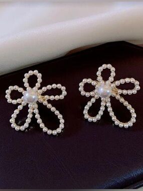*** Delicate  Pearl Flower Statement Earrings - White Pearls